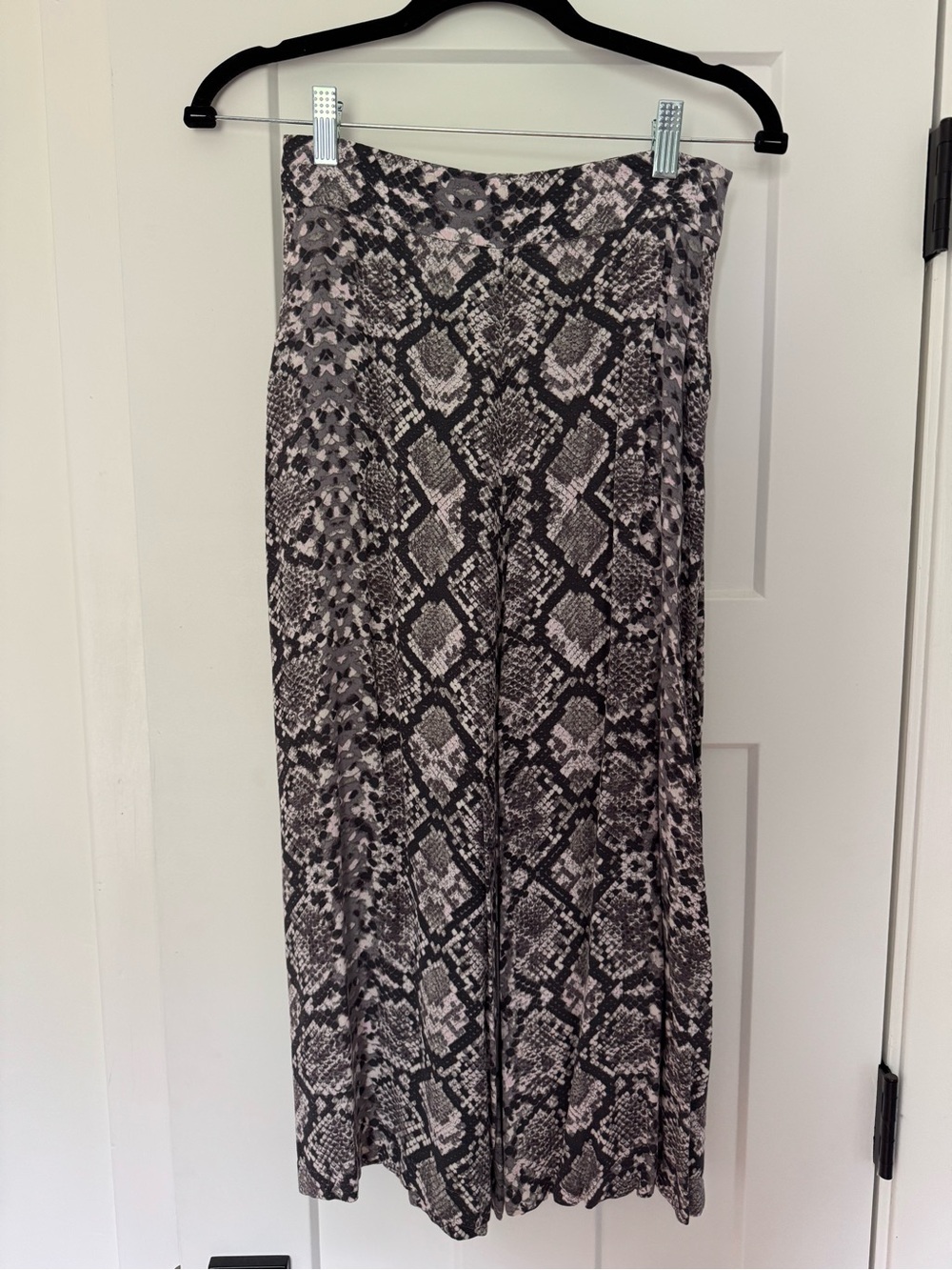 Leith Snake Print Wide Leg Capris in Black and Gray